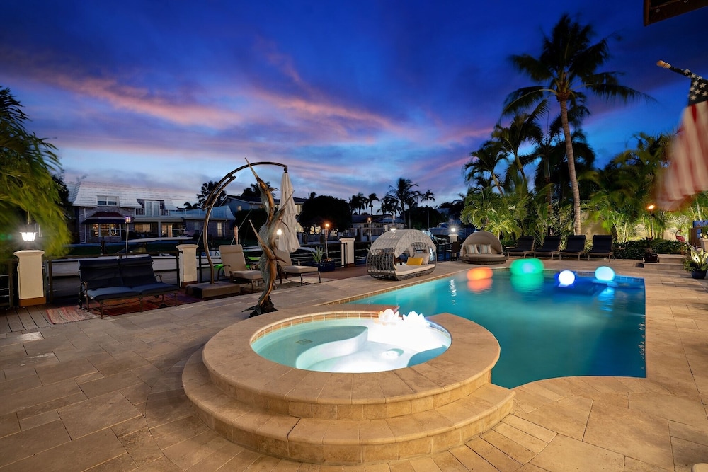 Luxury Home Villa D' Amore Southern Florida Paradise Sleeps 10 5 Bedroom Villa by RedAwning - Image 4