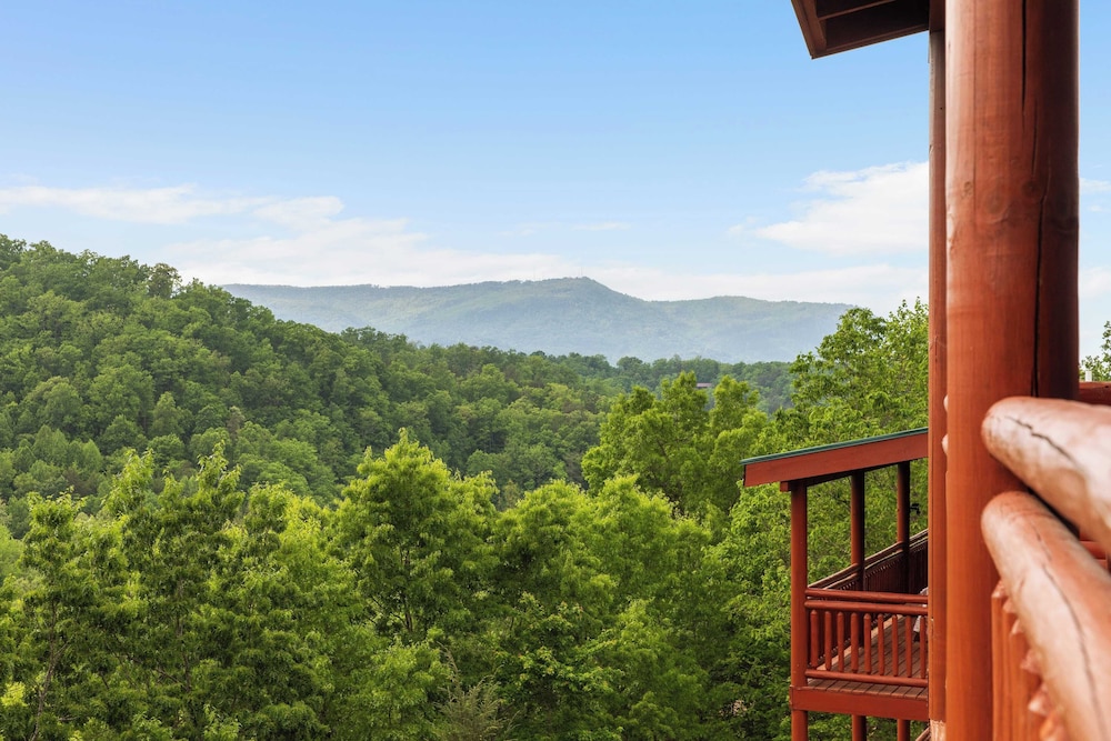 Smoky Ridge by Avantstay Renovated Cabin w/ Indoor Pool Game Room + Theater