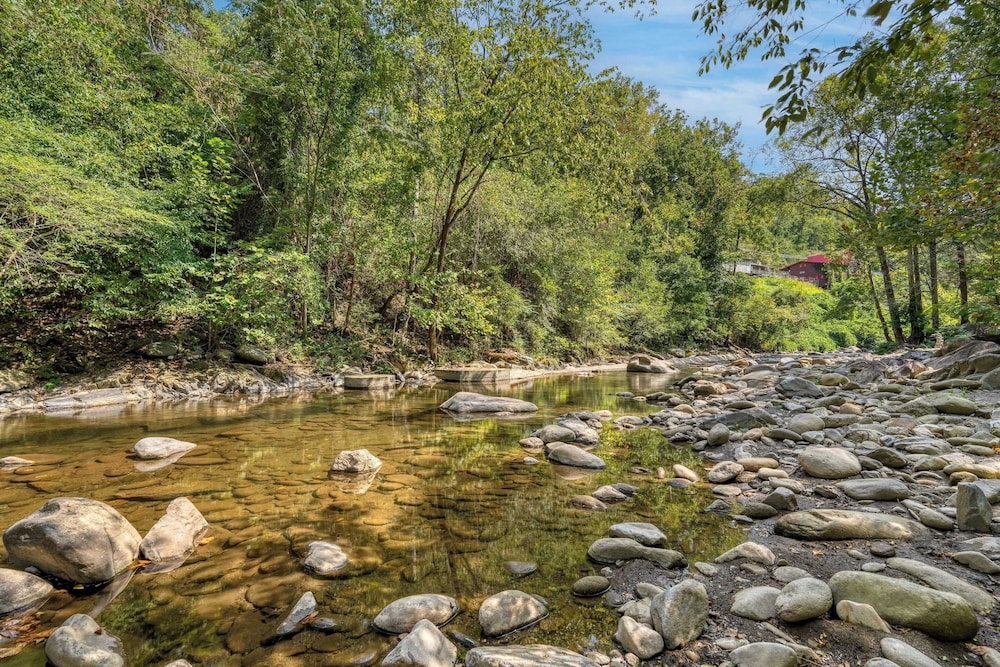 Riverwood Gatlinburg/pigeon Forge Cabin w/ River Views