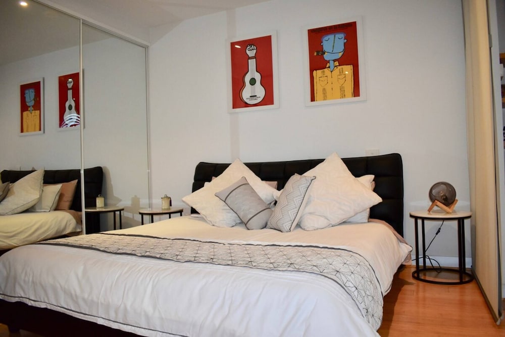 Spacious 1 Bedroom Apartment in the Heart of Melbourne's CBD view 2