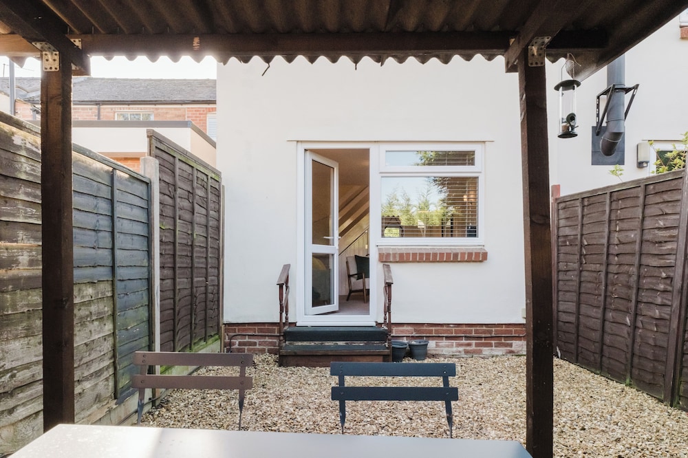 Corner House - Bright 2BD in Cheltenham