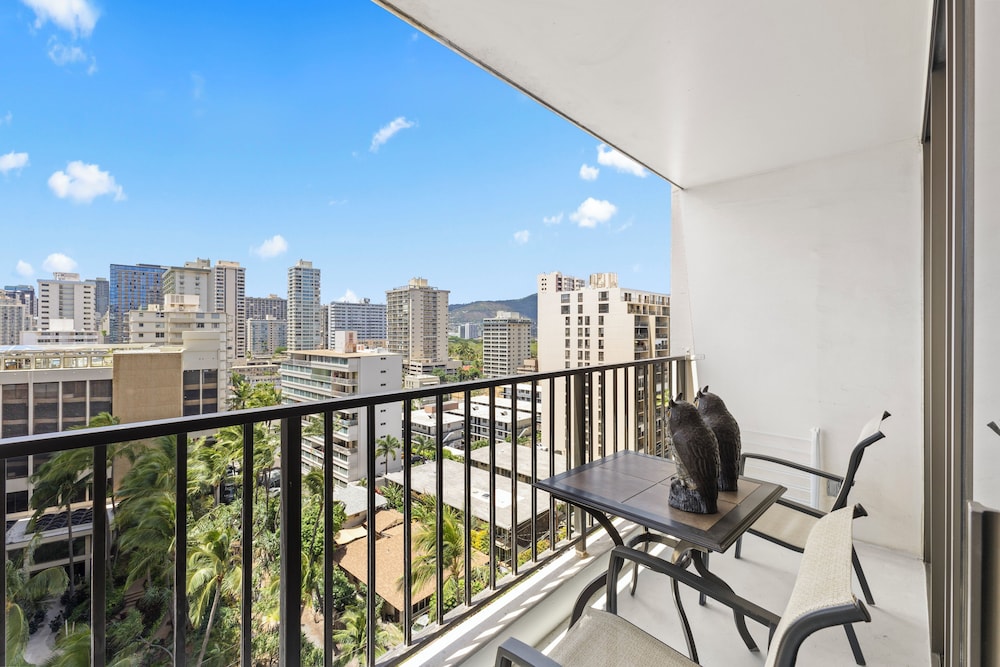 Waikiki Banyan 1BR
