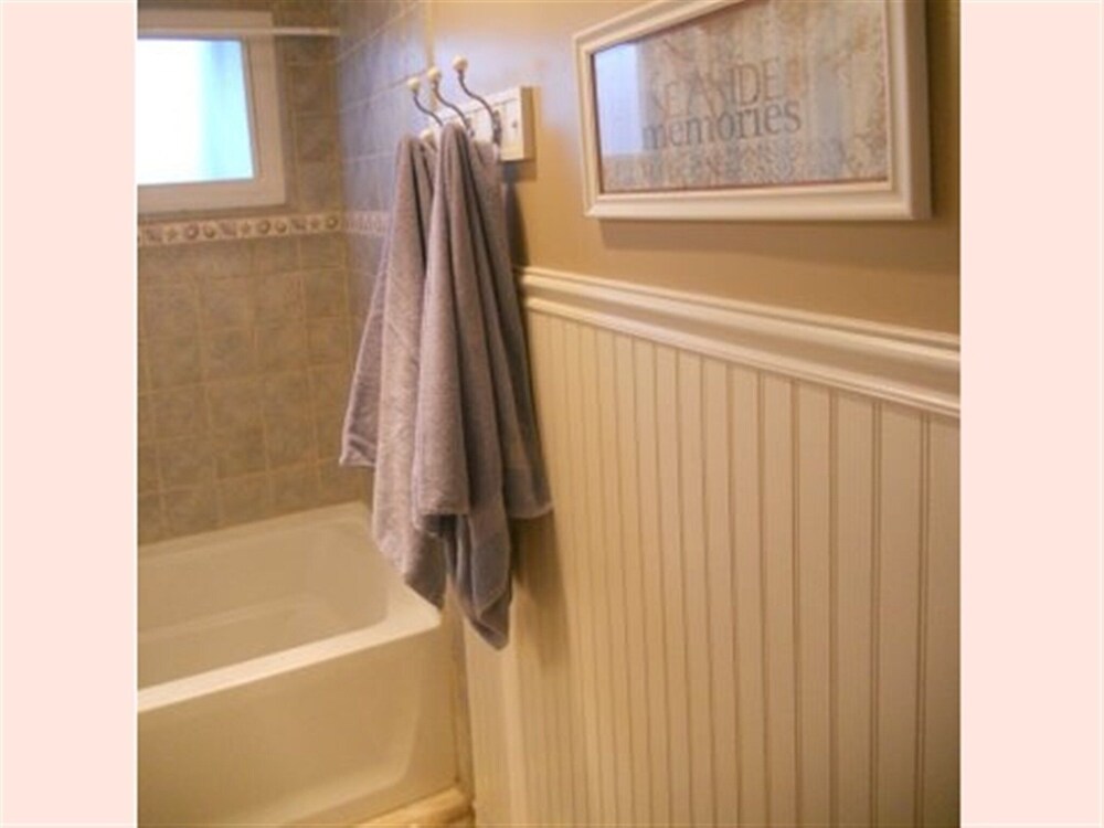 Beautiful 1 Bed Beach Condo #122 1 Bedroom Condo by RedAwning