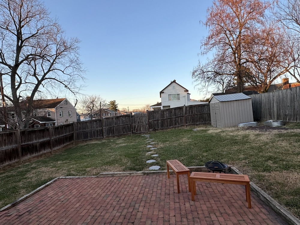 Dc Area Bungalow Near Shops And Dining 3 Bedroom Home