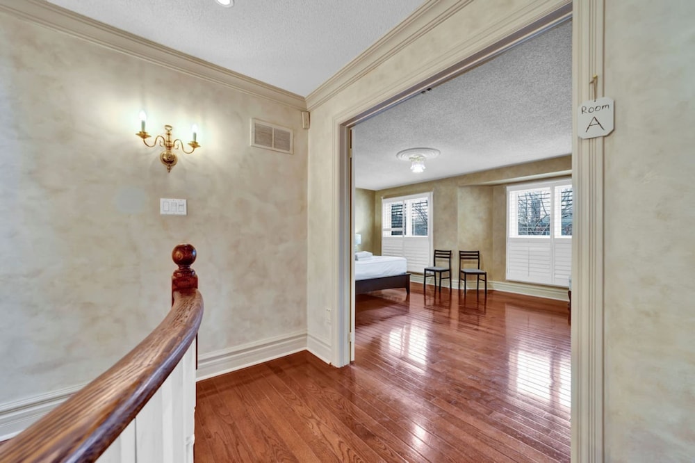 Mississauga Retreat Your Spacious 5-bedroom Home