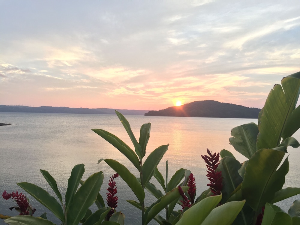 BlueBay Bugenvil Lake Lodge