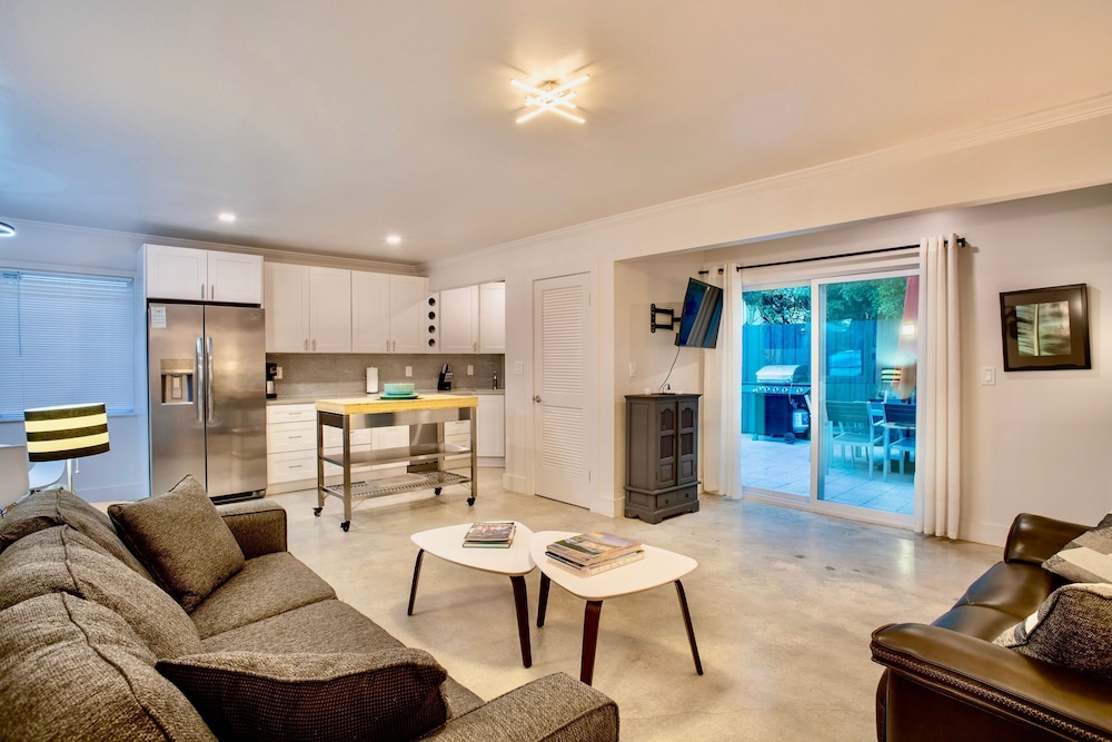 Walk to Wilton Drive - Spacious Quiet Villa 2 HOT TUB