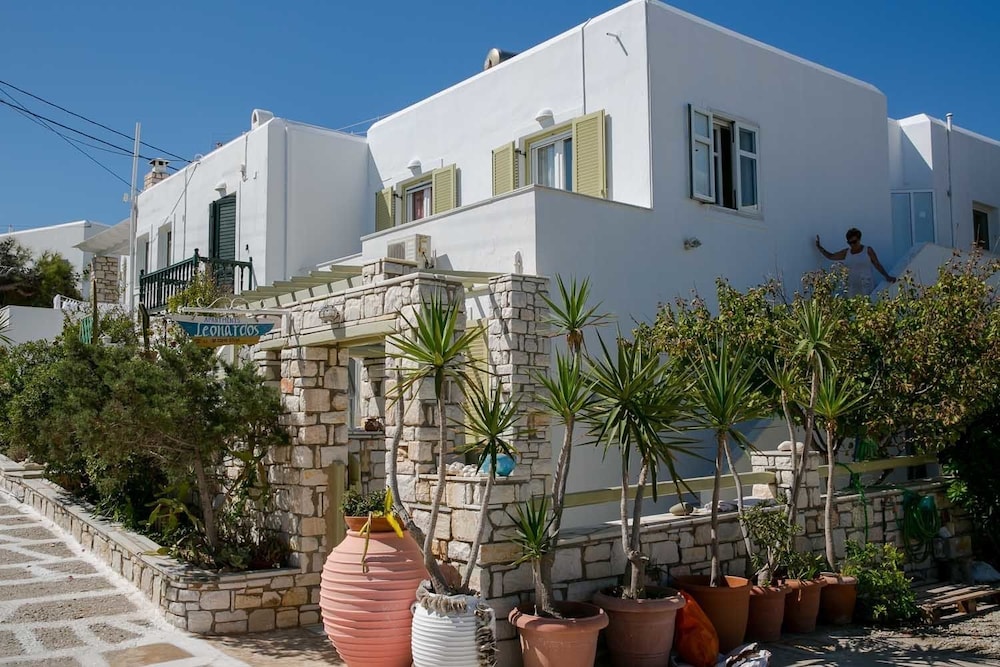 Leonardos Apartments