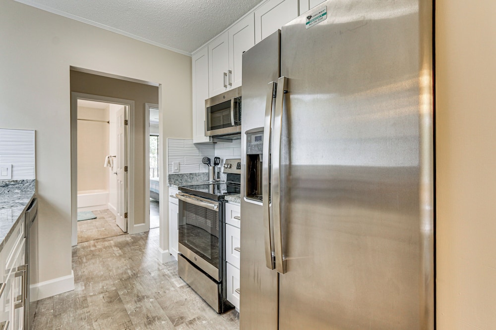 Walk to Folly Field Beach: Condo w/ Pool Access