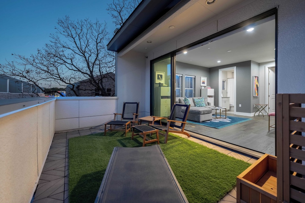 Modern Home, Private Balcony, Near Rainey & Lady Bird Lake Haus of Z
