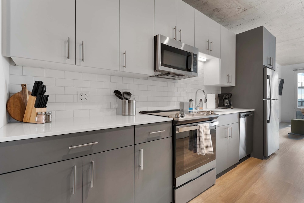 Modern 4BR Free Pkg Near Train Dining