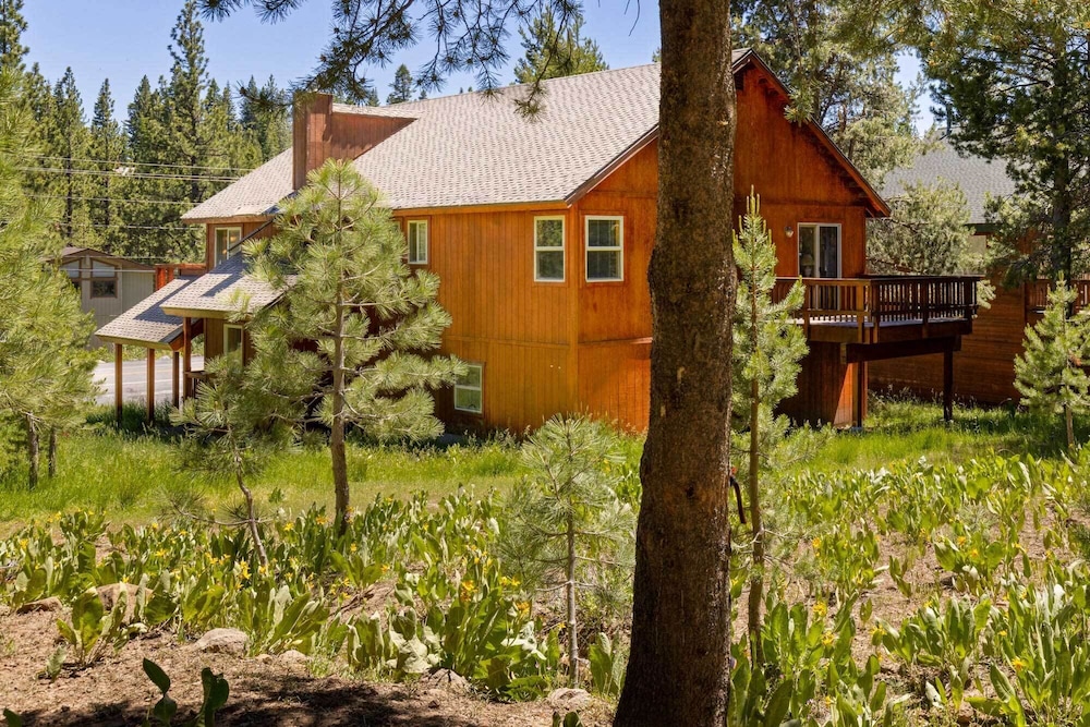 < 8 Mi to Donner Lake: Home w/ Deck + Balcony! view 4