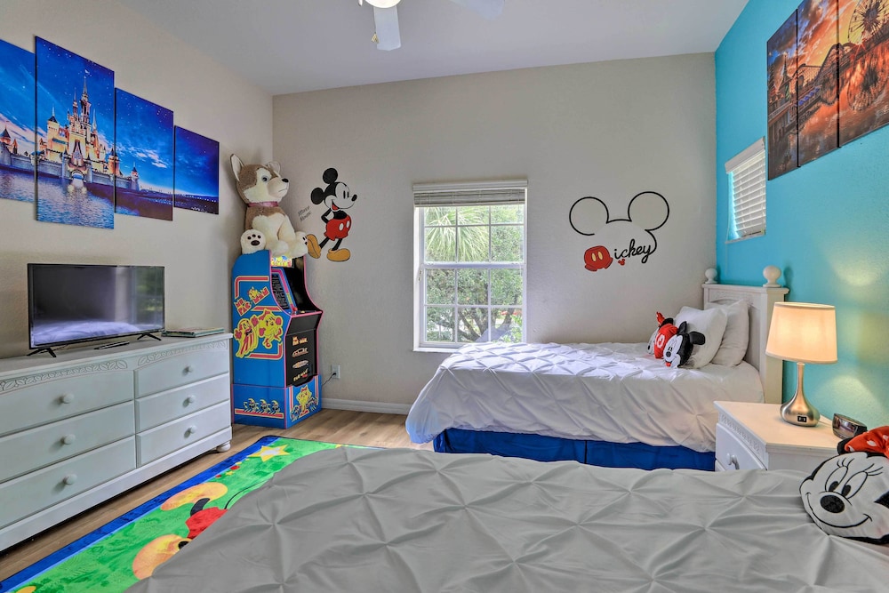 Vibrant Condo w/ Pool Access: 11 Mi to Disney
