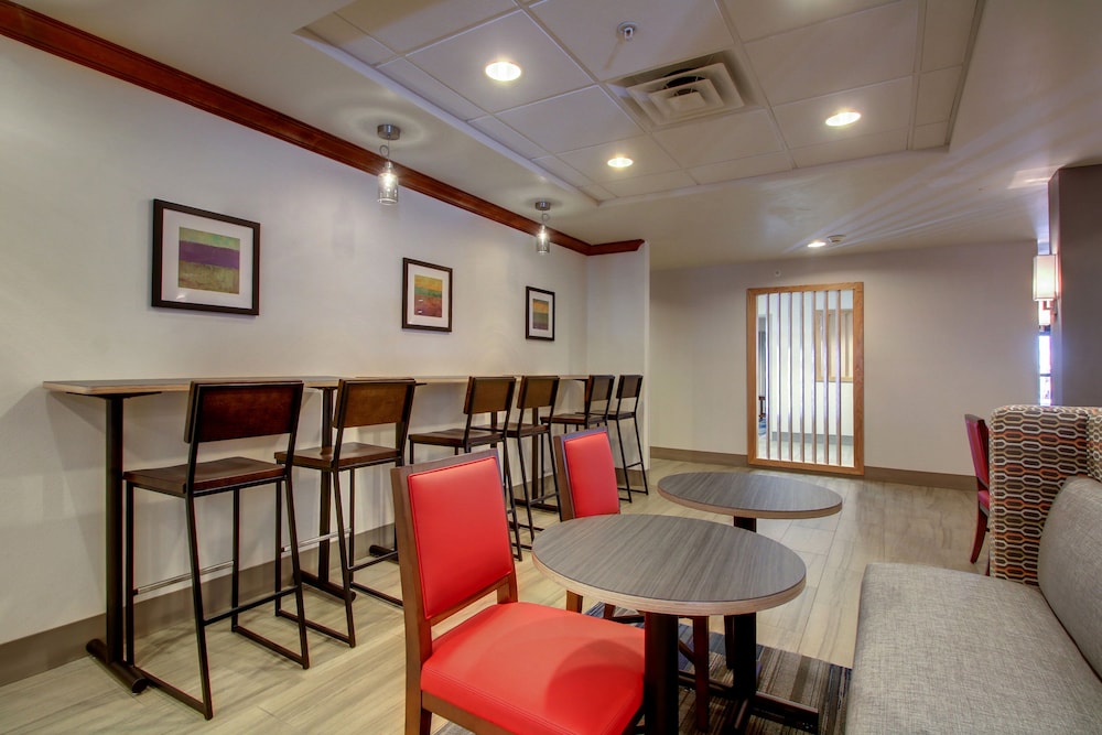 Milwaukee Vacations - Holiday Inn Express Milwaukee North Brown Deer/Mequon, an IHG Hotel - Property Image 5