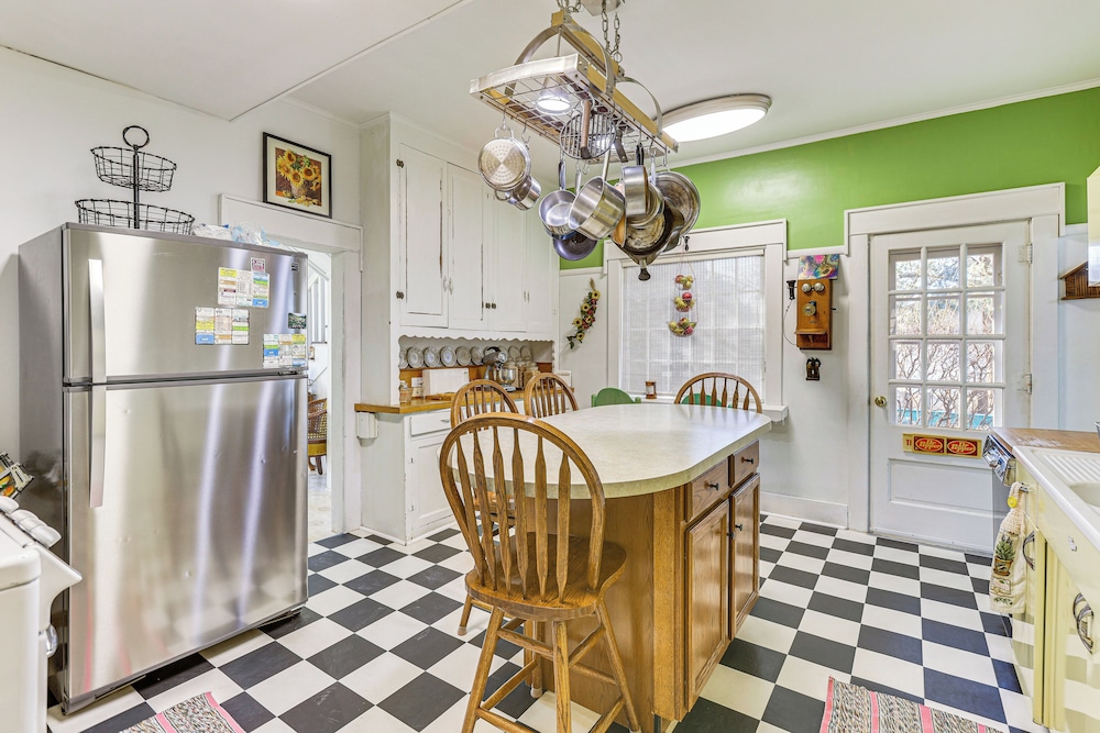 Half-mi to Atwood Lake: Spacious Home!