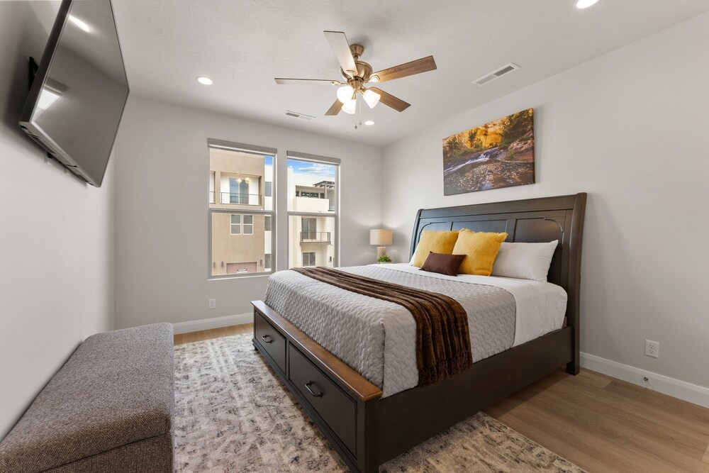 Canyon Country Oasis 6 Bedroom Townhouse