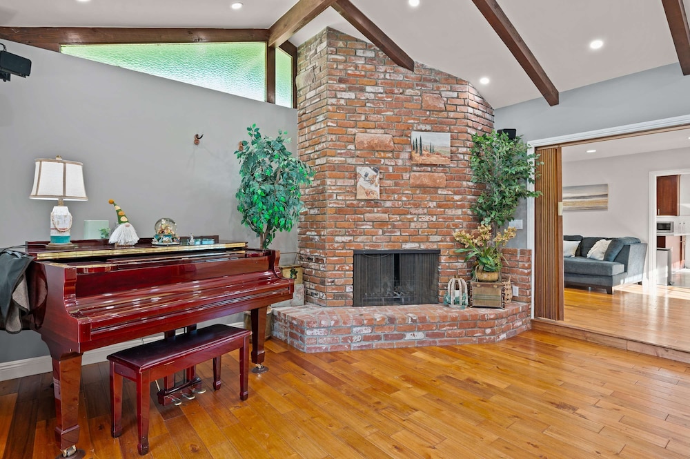 Luxury Estate With Sparkling Pool Elegant Amenities