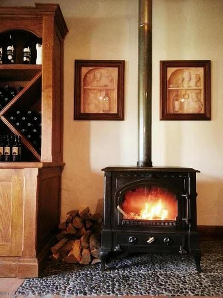 Under Oaks Guesthouse