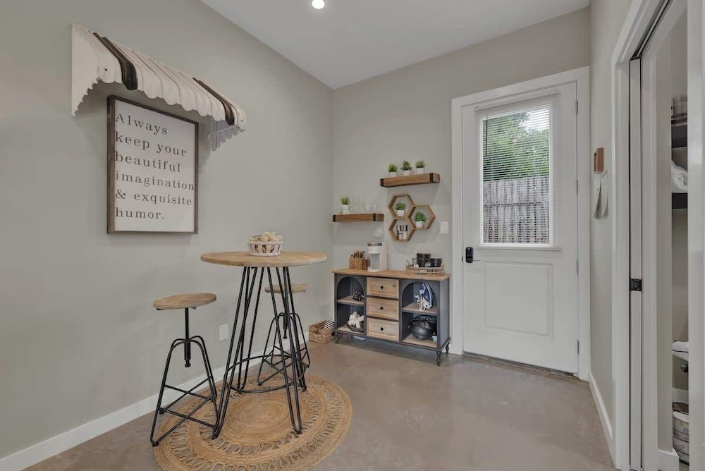 Pop 4 W/hot-tub + Close to Main St
