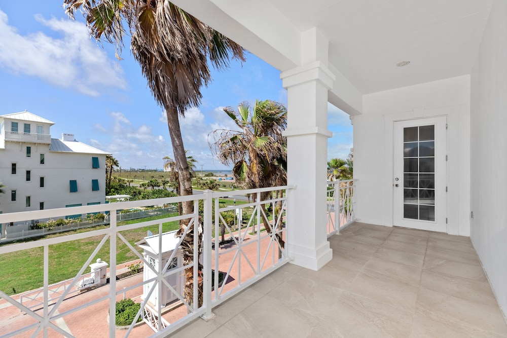 Kar - Private House Just Steps From Beach Access 4 Bedroom Home by RedAwning