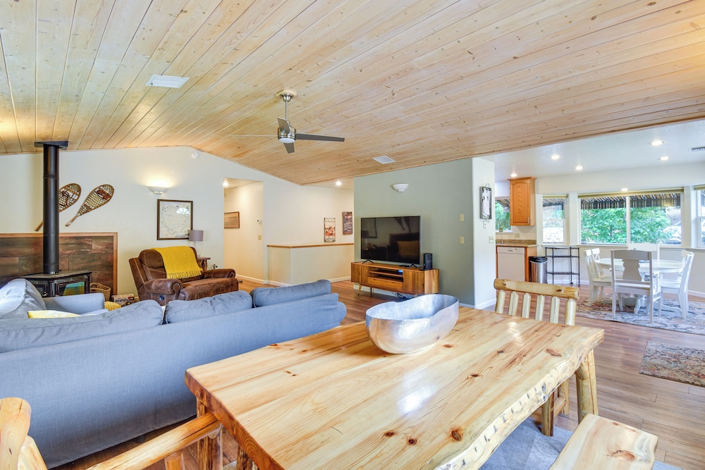 Gateway to Yosemite: Group-friendly Groveland Home
