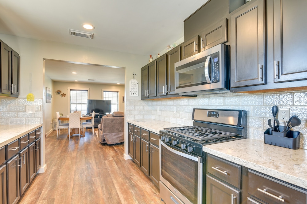 Galveston Vacation Home: 2 Mi to Galveston Beach!