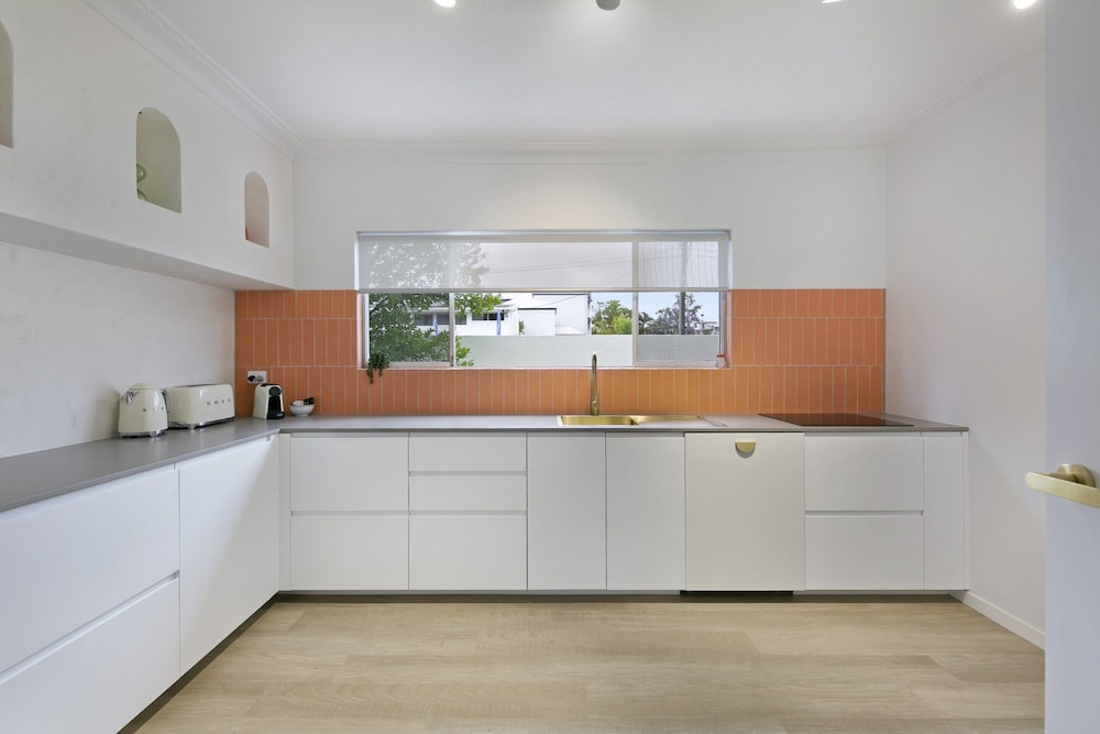 Mediterranean Surfers Paradise Townhouse With BBQ