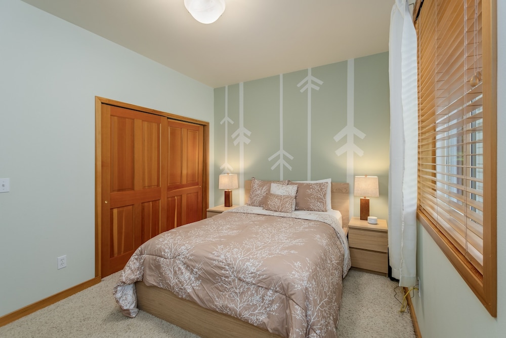 Slice Of Heaven 3 Bedroom Home by NW Comfy Cabins by RedAwning view 2