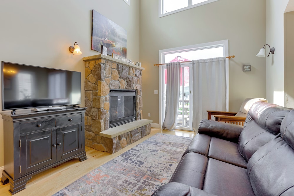 < Half-mi to Lake: Townhome w/ Hot Tub in Mchenry!