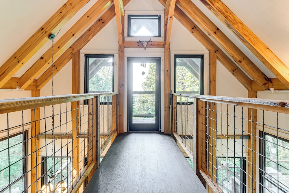 Hot Tub & Mtn Views: Modern Old Fort Hideaway!