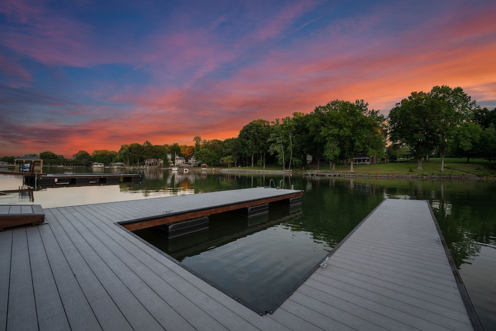 Blue Heron by Avantstay Lakefront Dock Pool Theater Sleeps 22