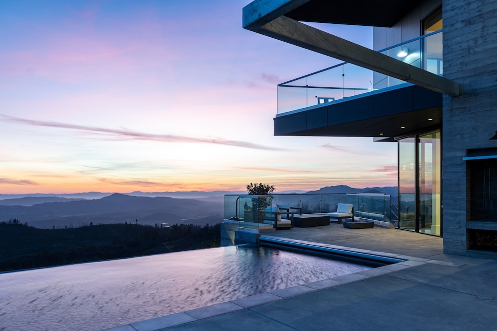 Belleza by Avantstay Hilltop Mansion w Pool Panoramic Views Ultra Modern Interior view 5