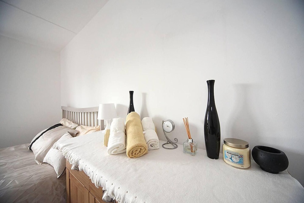 Stunning 1-bed Apartment in Milton Keynes view 5