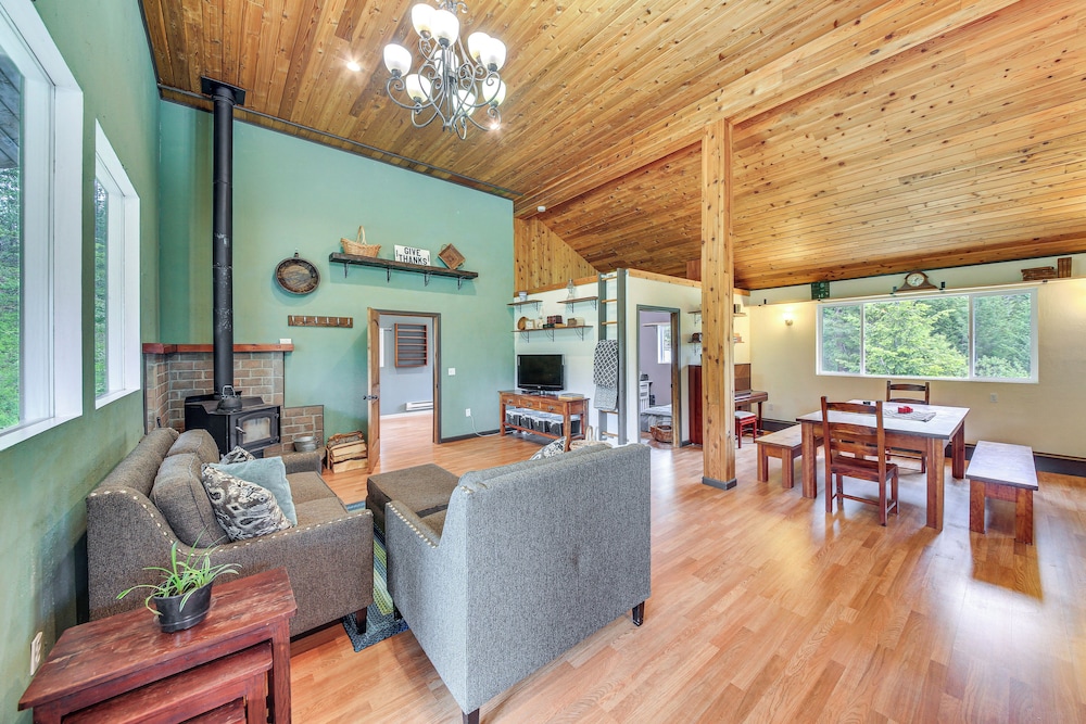Rustic & Modern Home w/ Forest Views in Newport!
