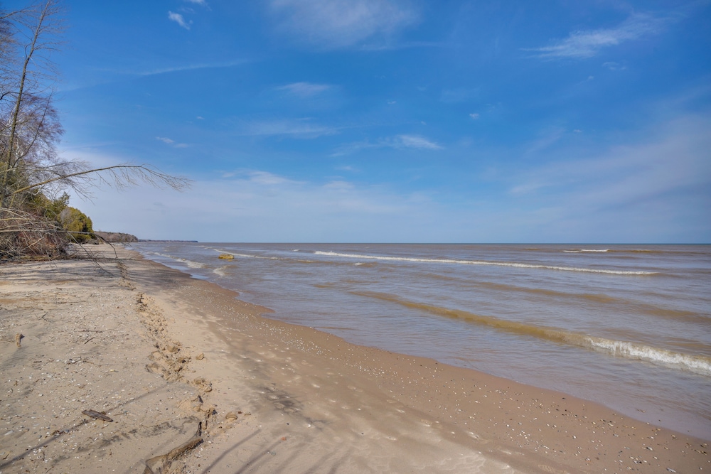 Lake Michigan Gem: Private Beach & Game Room