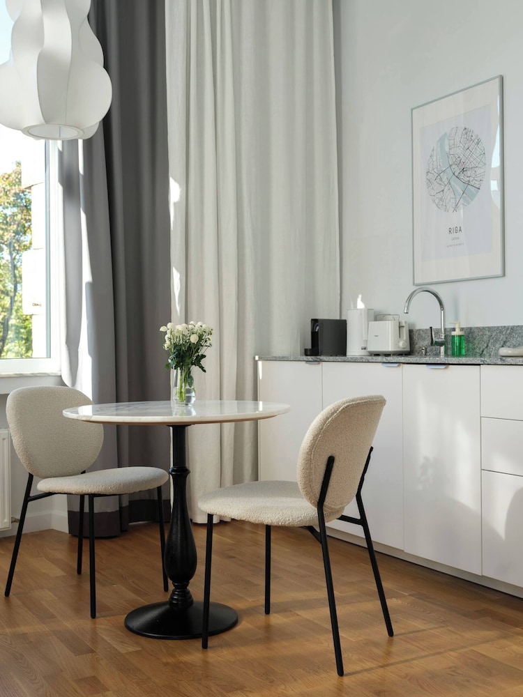 Miro Rooms Center Cloud - Quite Chic