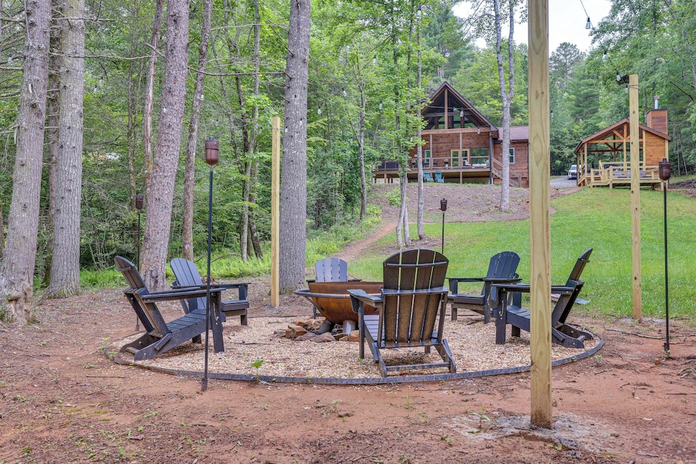 Hot Tub & Deck: Riverfront Mccaysville Cabin!