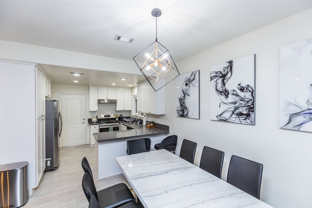 Elegant Pasadena Retreat Prime Comfort Awaits