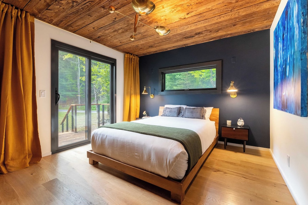 Modern Catskills Escape w/ Open Living, Steam Shower, Fireplace & Hot Tub w/ Mountain Views, Minutes From Woodstock & Trails Suncliff Vista