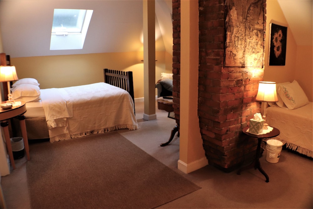 The Lincoln Short North B&B