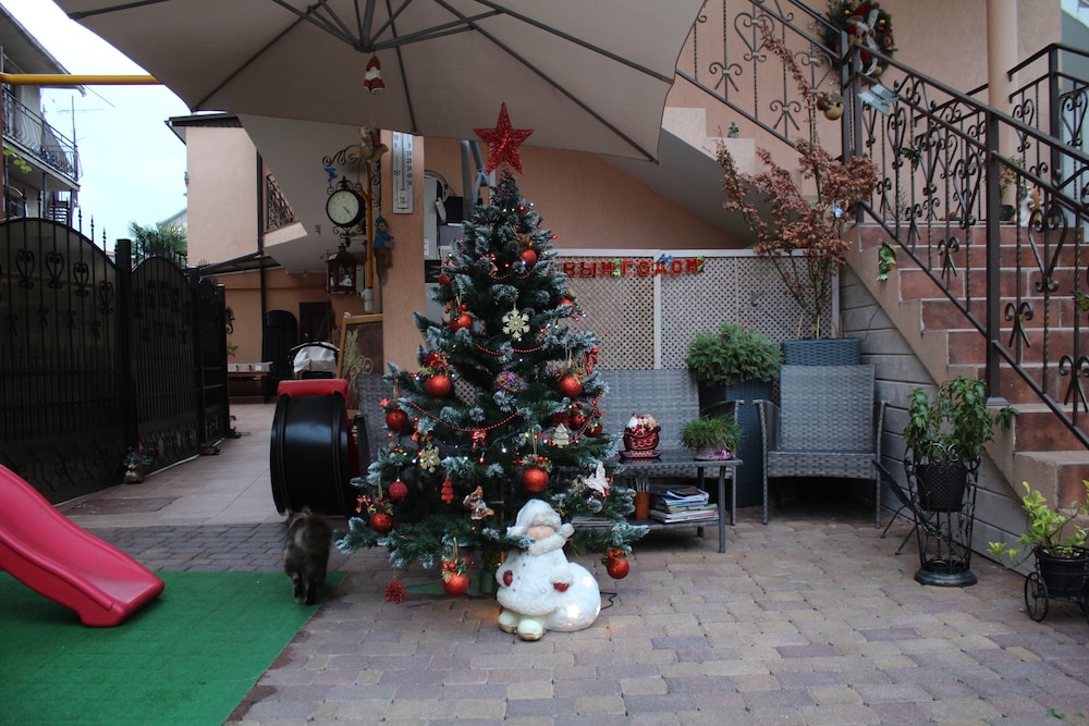 V Gostyah U Julii Guest House