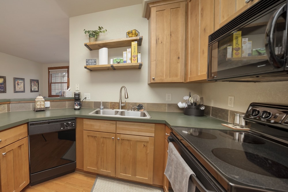 Palomino At Kicking Horse 2 Bedroom Cabin by Redawning - Property Image 2