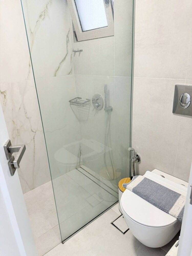 Azure Loft - 3min Walk to Beach, 10min to Old Town