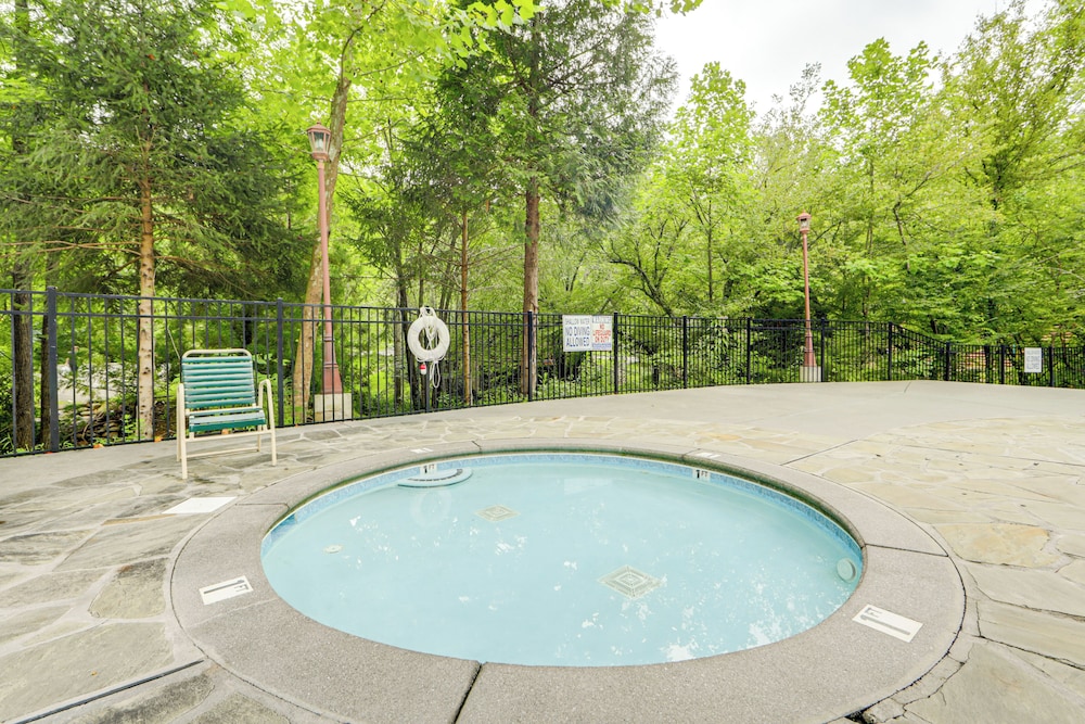 1 Mi to Dtwn Gatlinburg: Hot Tub Haven in Smokies!