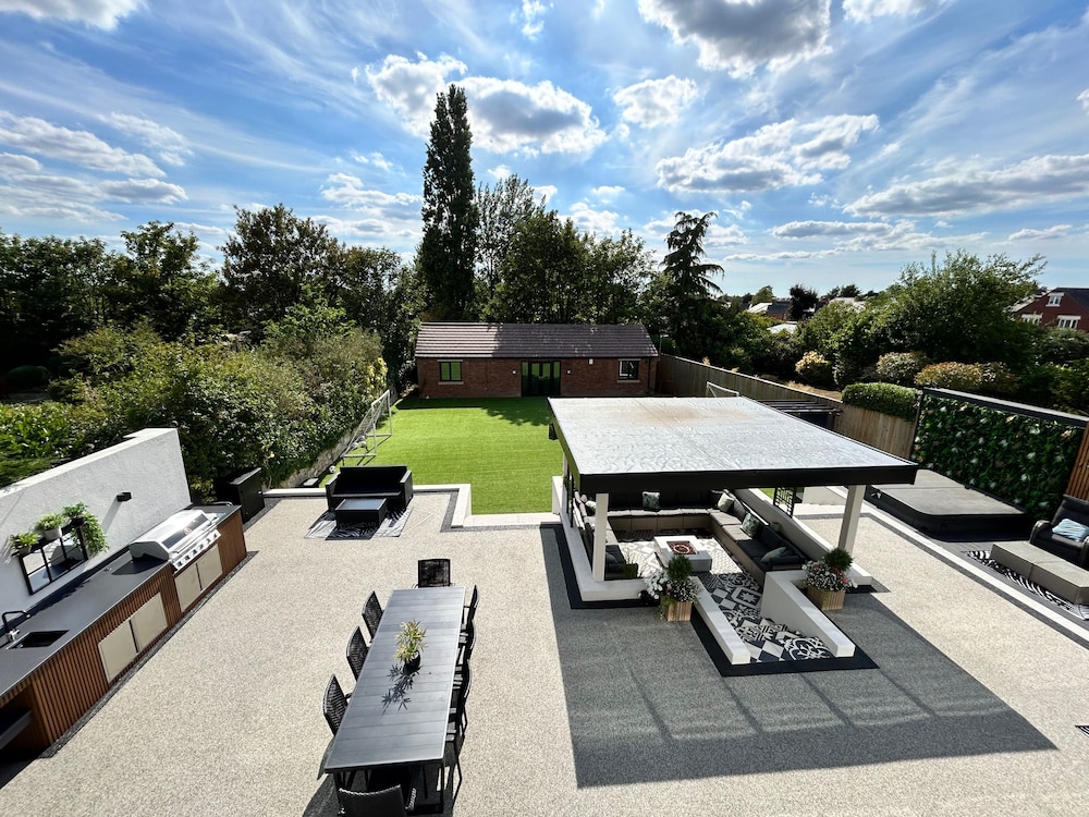 5 Bed Villa-sleeps 10-hot Tub-bar & Pool Table