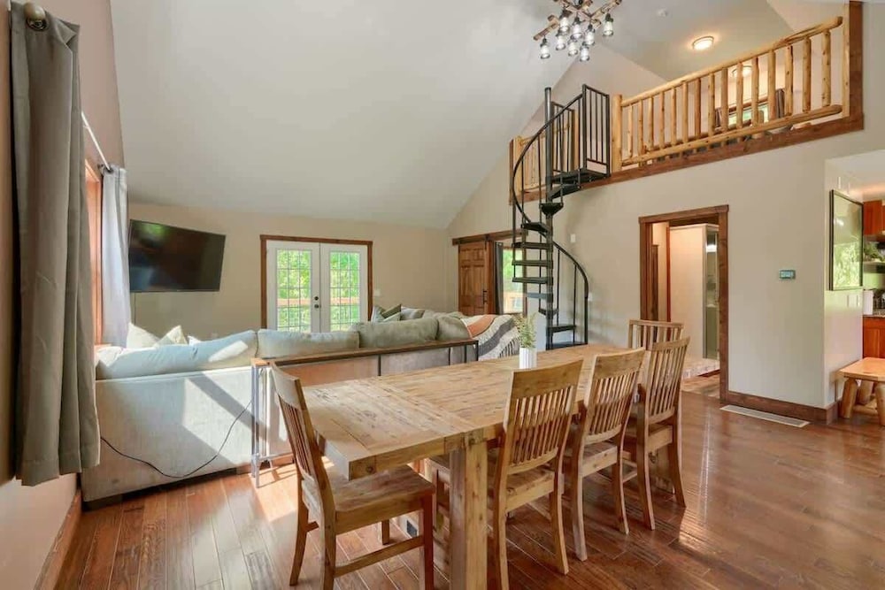Tranquil Heights Cabin In Hocking Hills- HOT Tub!