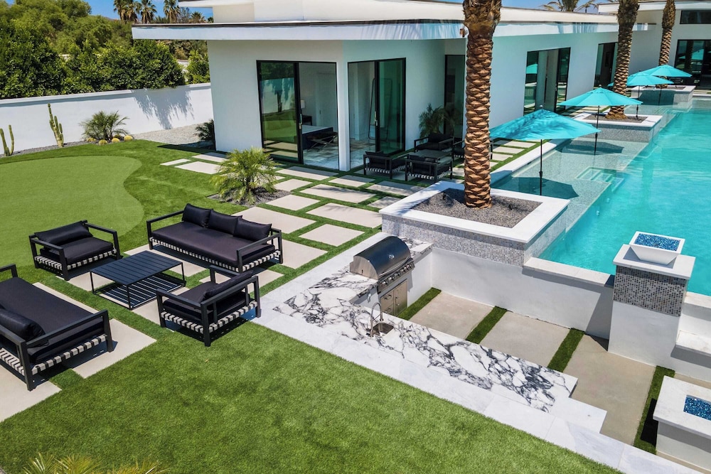 Sleeps 26 Pool, Hot Tub, Pickleball & Putting Green Bravo Villa #12 by Avantstay
