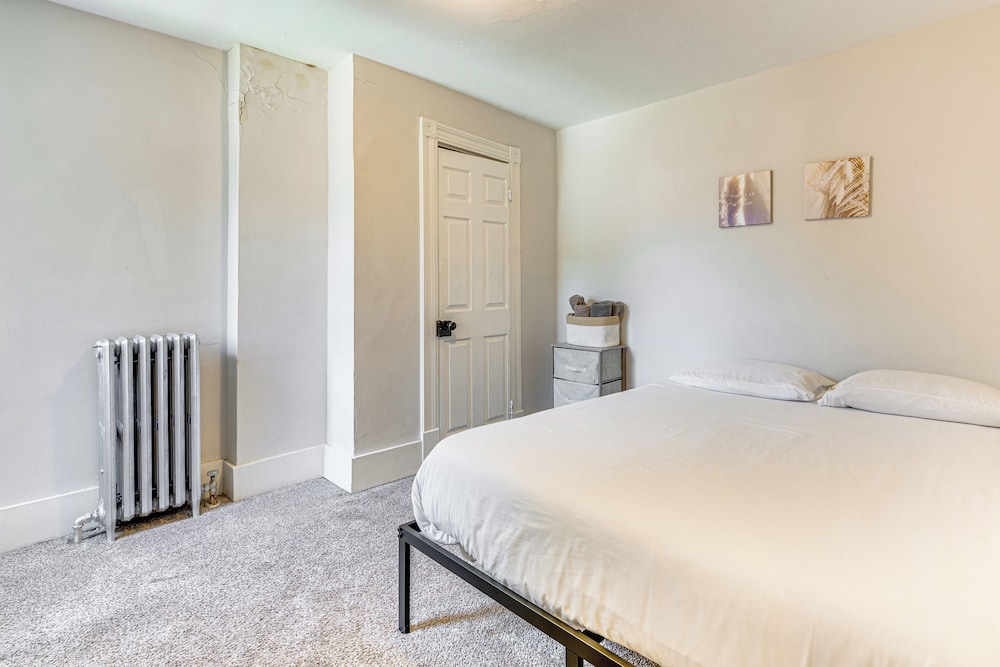 Shop & Dine: Central Stroudsburg Townhome!