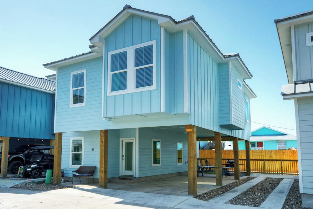 Sleeps 22 2 Homes w/ Private Pool + Patio Walkable Location, Golf Cart Zone