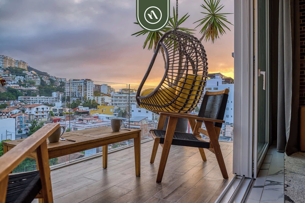 Amazing 1BR Penthouse With Balcony - Gym - Pool